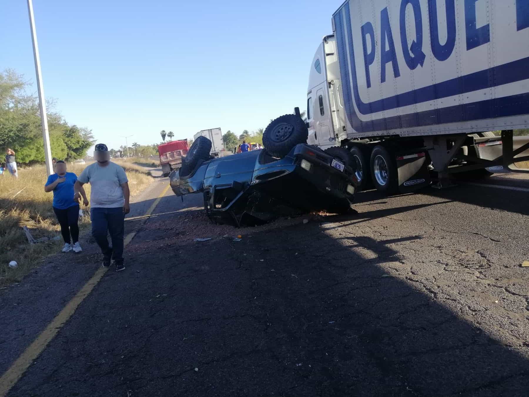Chocan y vuelcan dompe y una camioneta en San Miguel; hubo rapiña de naranjas