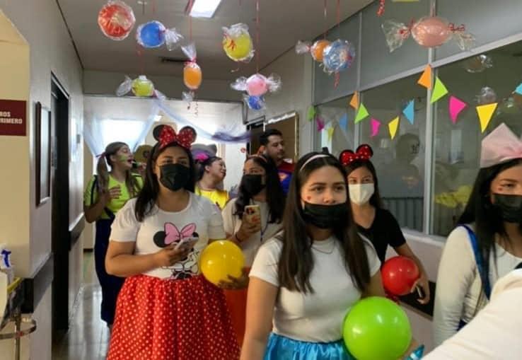 Superhéroes y Paw Patrol desfilan por el Hospital General, llevan alegría a niños internados