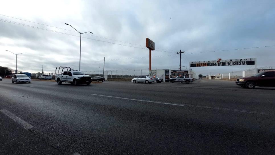 Agente de la Policía Estatal provoca choque frente al penal de Culiacán; motociclista queda herido