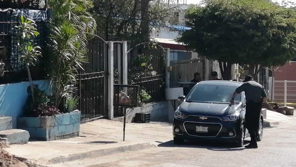Hombre dispara contra auto del novio de su expareja en Culiacán