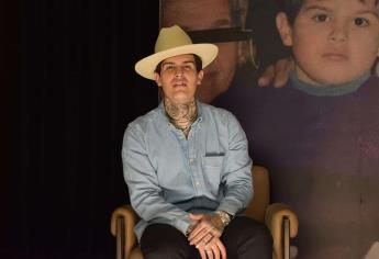 Adriel Favela renace de su momento más oscuro y muestra su infierno en disco