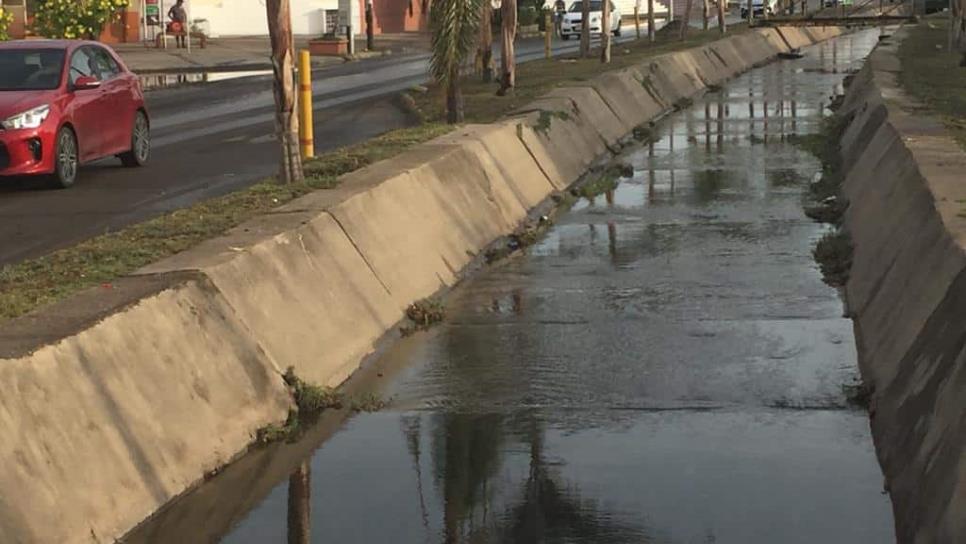 Pese a limpiezas, canales de Mazatlán están llenos de basura