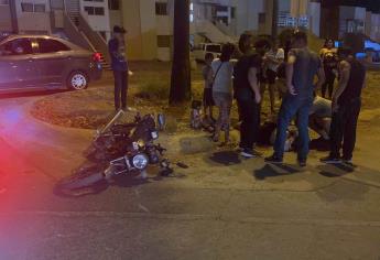 Mujer motociclista sufre lesiones fuertes tras chocar contra auto, en el sector Los Ángeles
