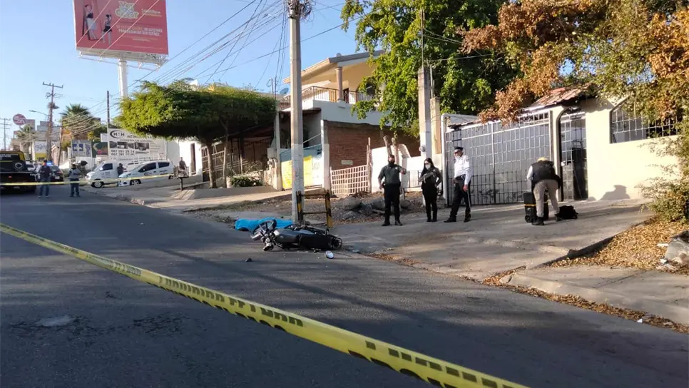Motociclista derrapa y muere tras chocar contra un poste en Culiacán