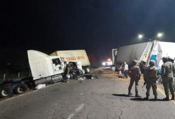 Choque entre dos tráileres en el Valle del Carrizo deja a un chofer grave