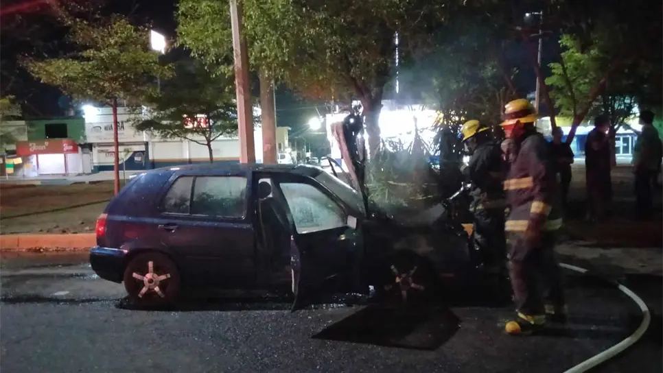 Incendio deja en pérdida total un automóvil en Culiacán