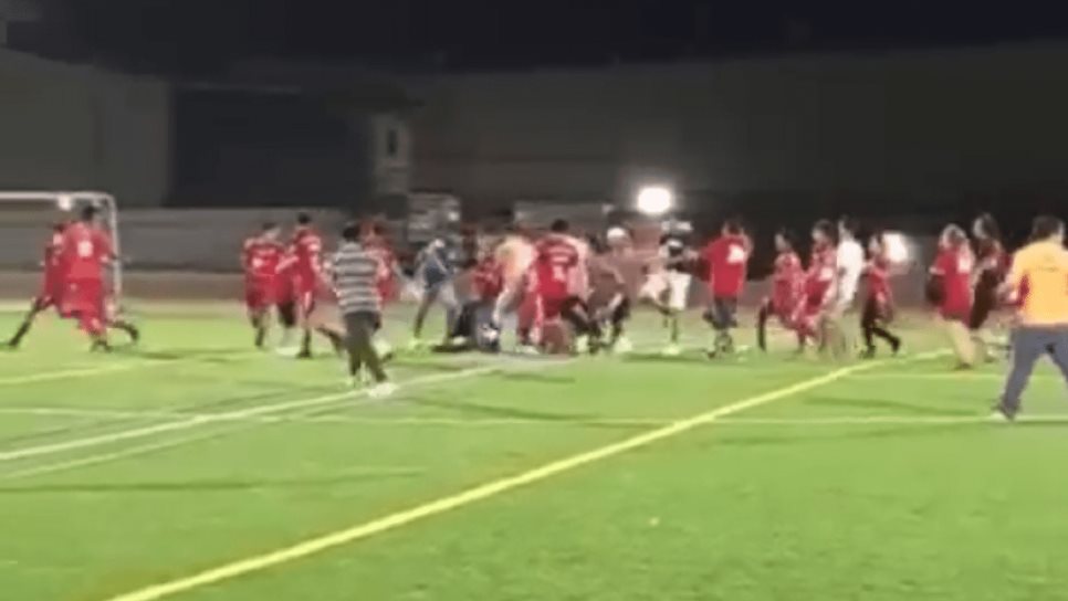 Se agarran a golpes en pleno partido de futbol