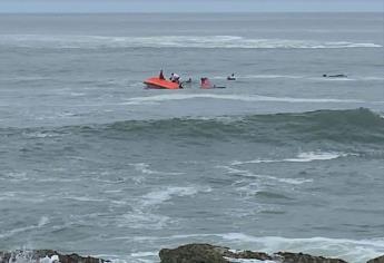 Oleaje voltea una embarcación en Mazatlán; rescatan a sus tripulantes