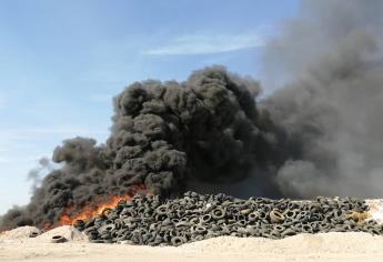 Moviliza a Bomberos y Protección Civil incendio en relleno sanitario en Culiacán