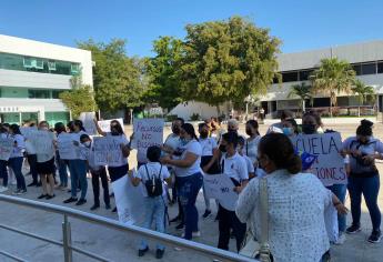 Padres y maestros de la escuela Belisario Domínguez se manifiestan en la SEPyC