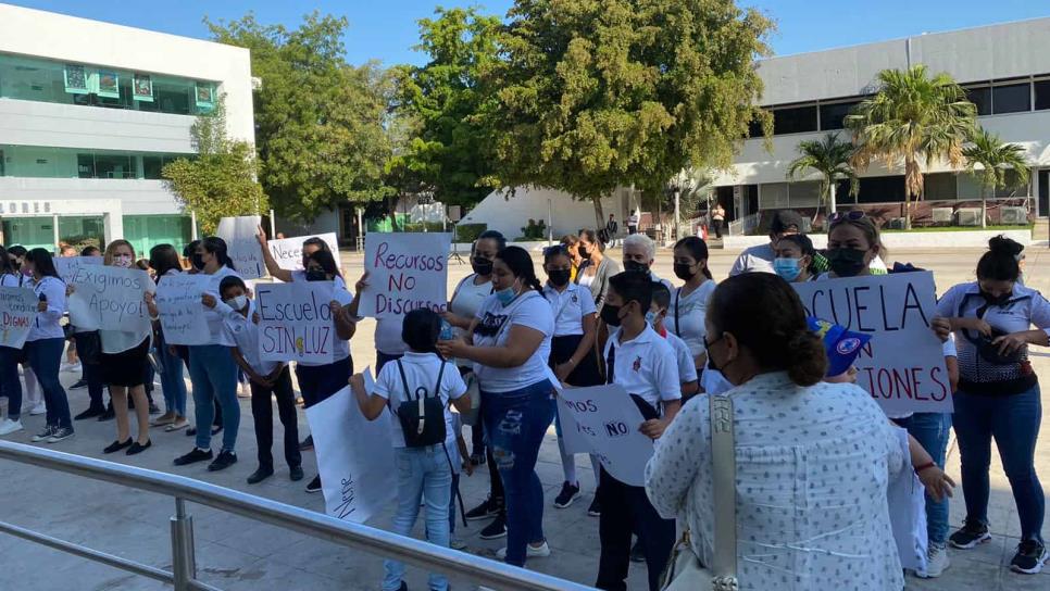 Padres y maestros de la escuela Belisario Domínguez se manifiestan en la SEPyC