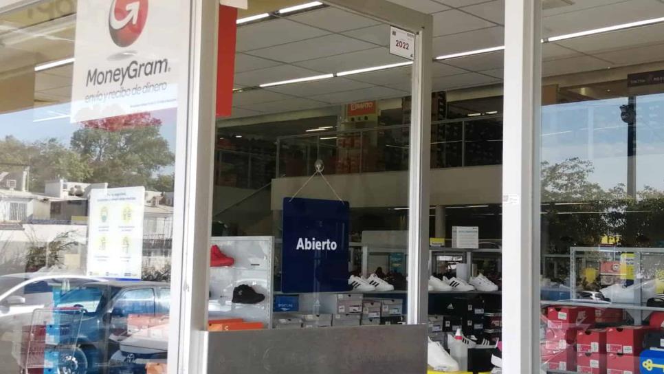 Hombre armado asalta banco de conocida tienda en Culiacán