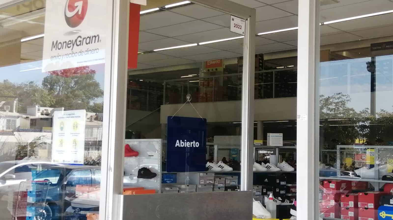 Hombre armado asalta banco de conocida tienda en Culiacán