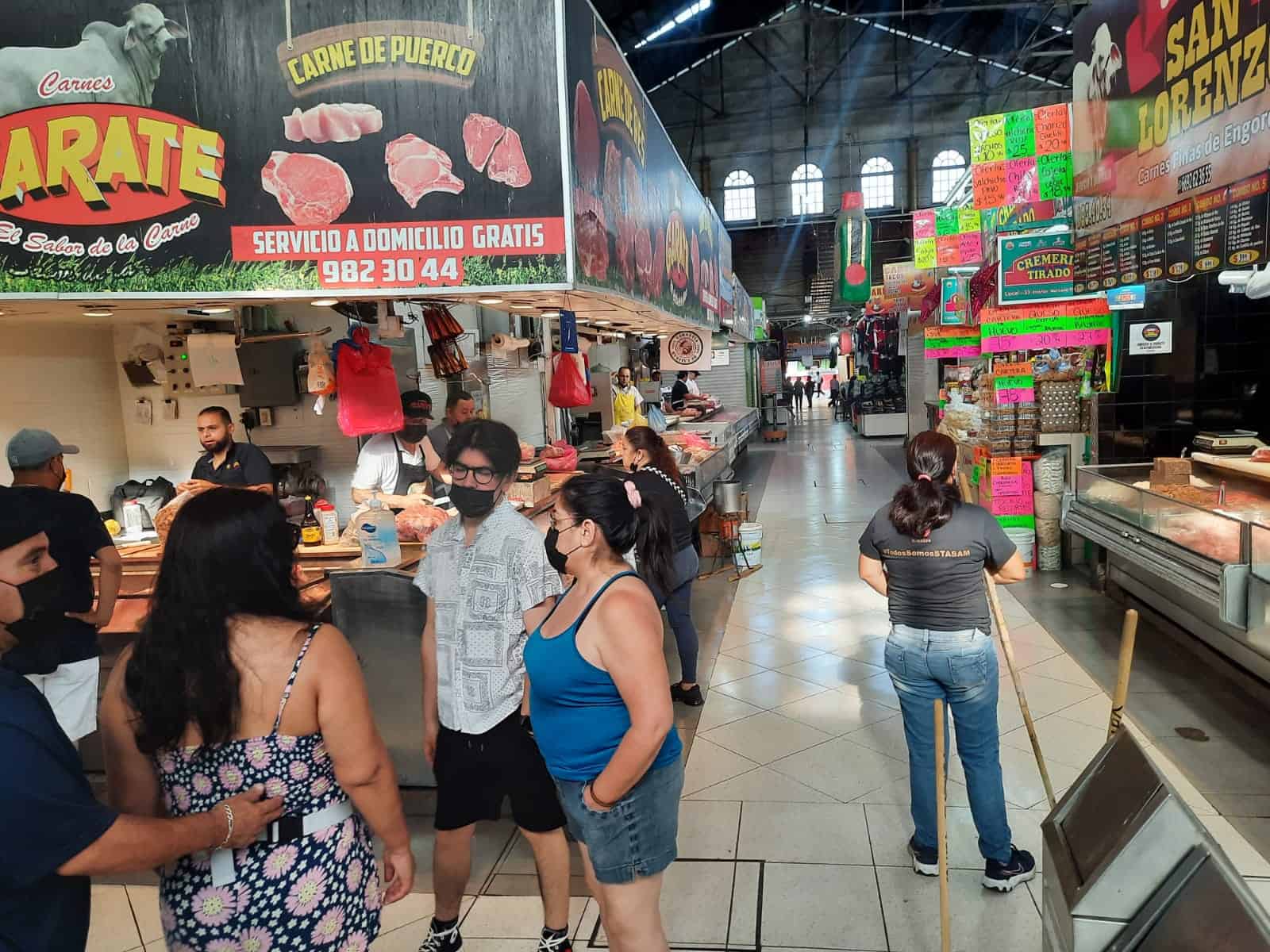 Ventas regulares por el Día de las Madres en el mercado «Pino Suárez»