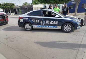 Pareja de adultos mayores chocan contra una patrulla en Los Mochis