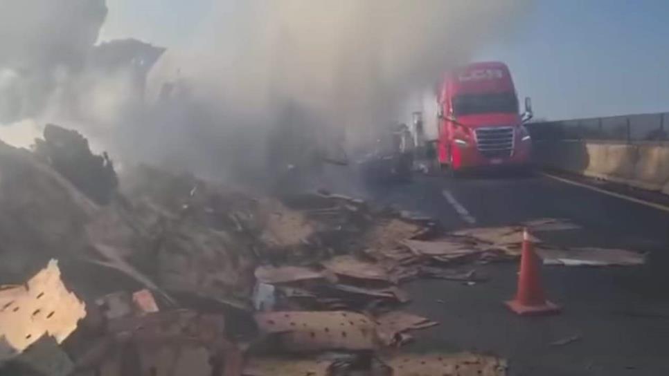 Tráiler cargado de cartón se incendia sobre la Mazatlán-Culiacán, en Elota