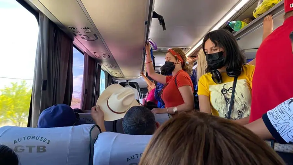 Muchos autobuses viajan con sobrecupo, sin importar el riesgo que representa. FOTO: Juan Carlos Rivera.