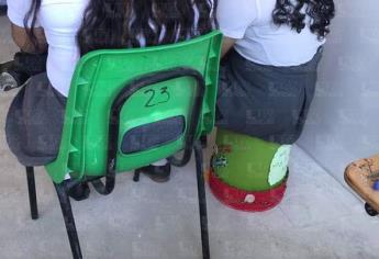 Alumnos toman clases sentados en cubetas en preparatoria en Mazatlán