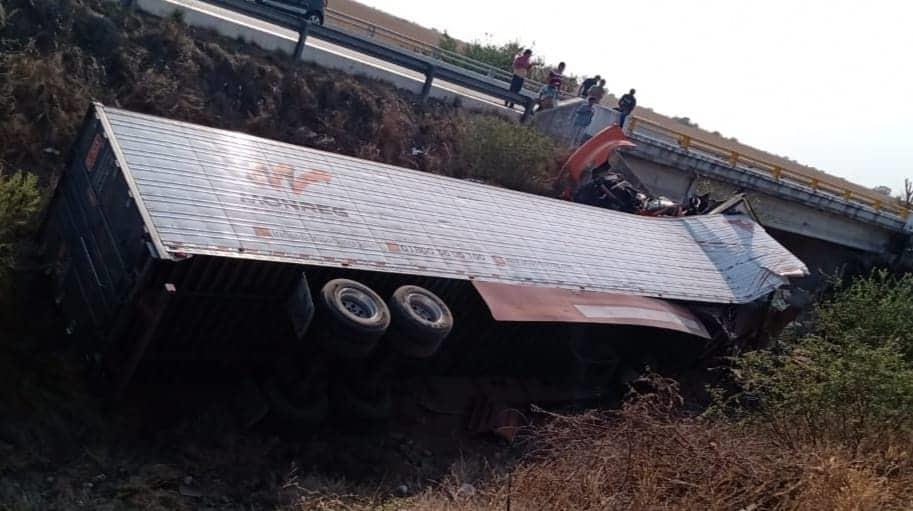 Tráiler vuelca en la maxipista Culiacán - Mazatlán; el chófer queda lesionado