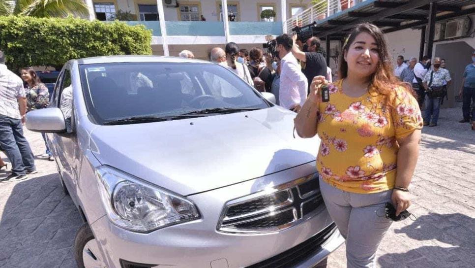 Sin poderlo creer, Leslie García recibe su primer auto en festejo del Día de las Madres