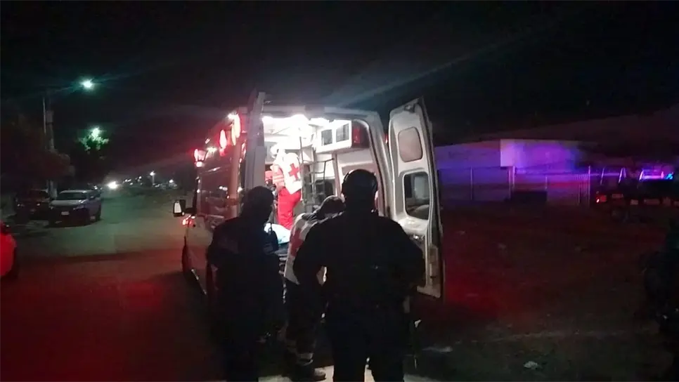 Choque entre motocicleta y auto deja una mujer herida, en Escuinapa