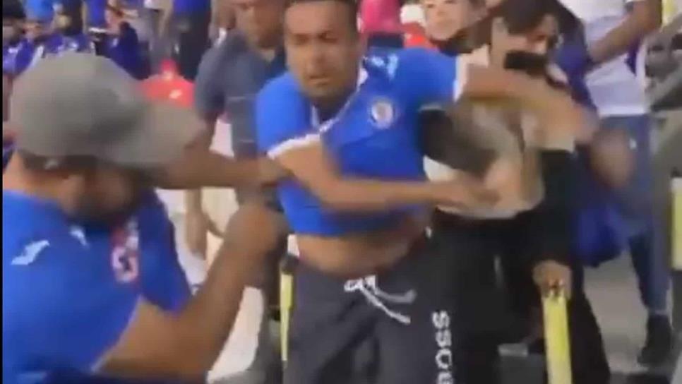 Aficionados De Cruz Azul Se Agarran A Golpes En Las Gradas Del Estadio