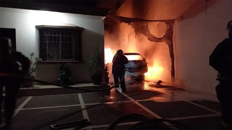 Incendio devora automóvil estacionado en cochera en Culiacán