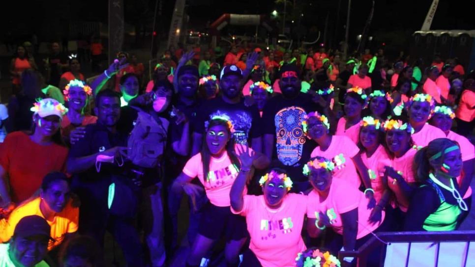 Ahome se pone en ritmo con la fiesta neon Ahome se pone en ritmo con la fiesta neon