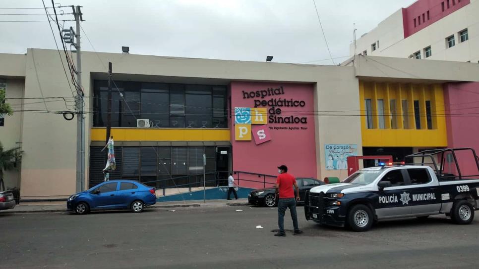 Niña dormía en su habitación y resulta con un impacto de bala perdida, en Culiacán