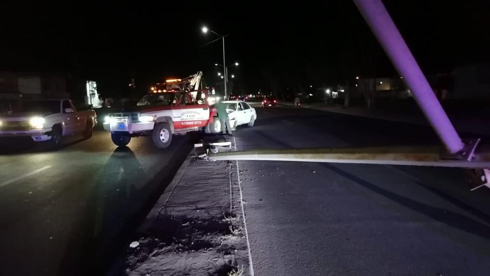 Automovilista choca y derriba una luminaria en Los Mochis