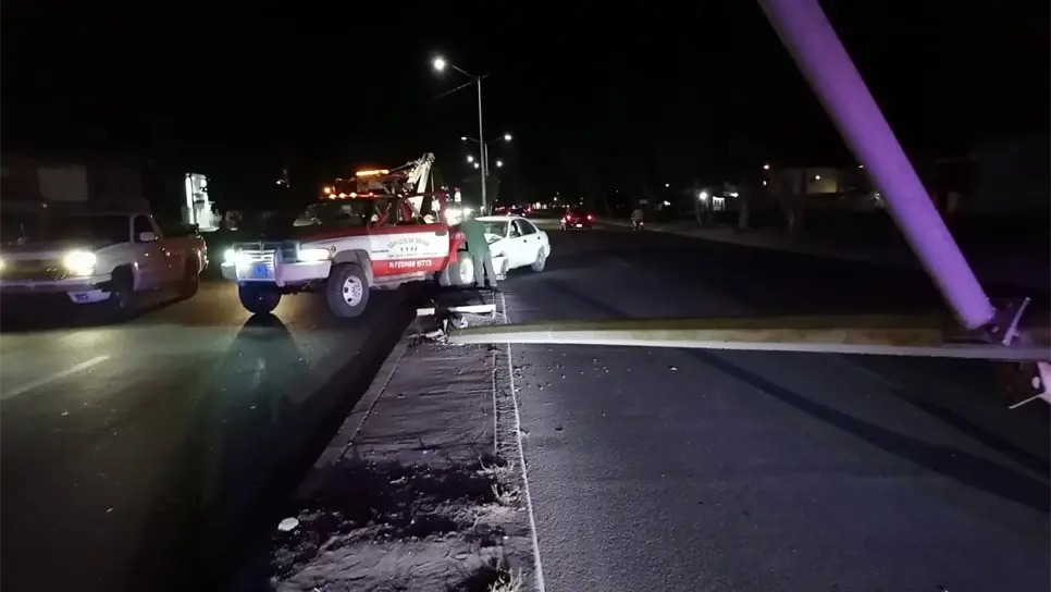 Automovilista choca y derriba una luminaria en Los Mochis