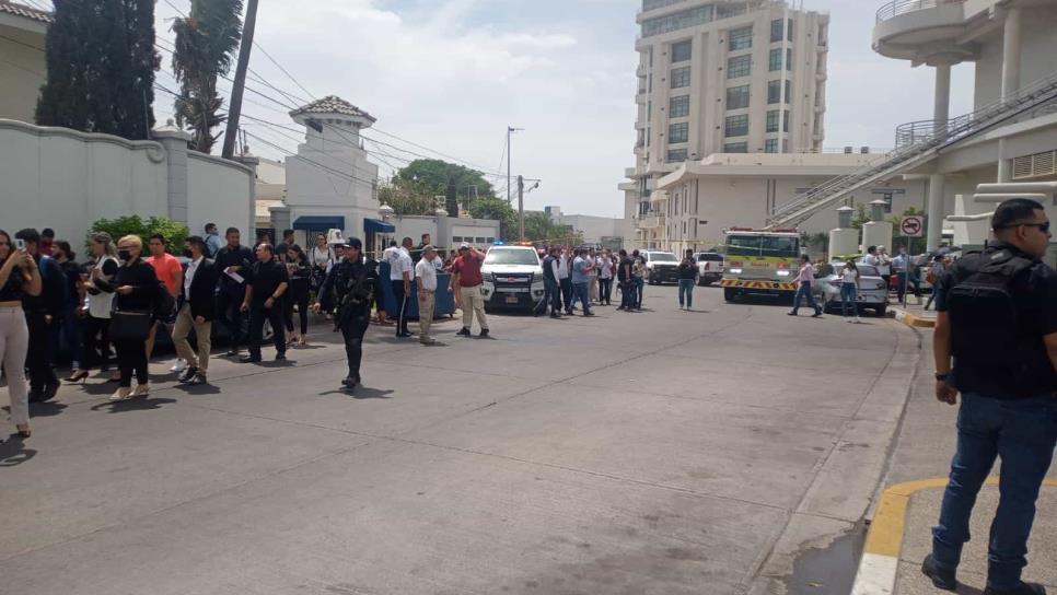 Tras explosión, se incendia restaurante oriental frente a plaza Forum