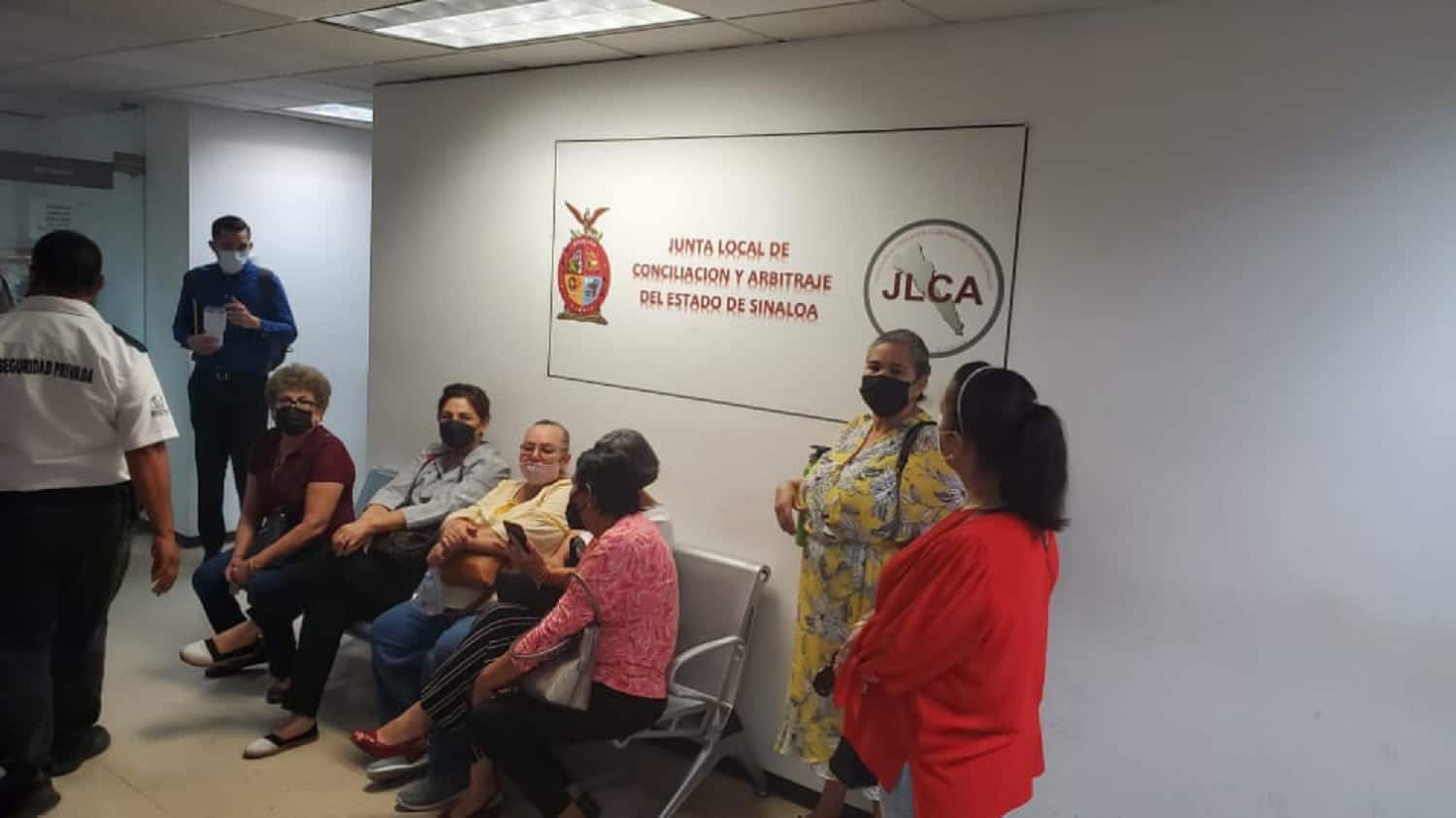 Jubilados se manifiestan en la Junta de Conciliación; exigen pagos pendientes