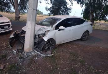 Hombre pierde el control y choca contra un poste