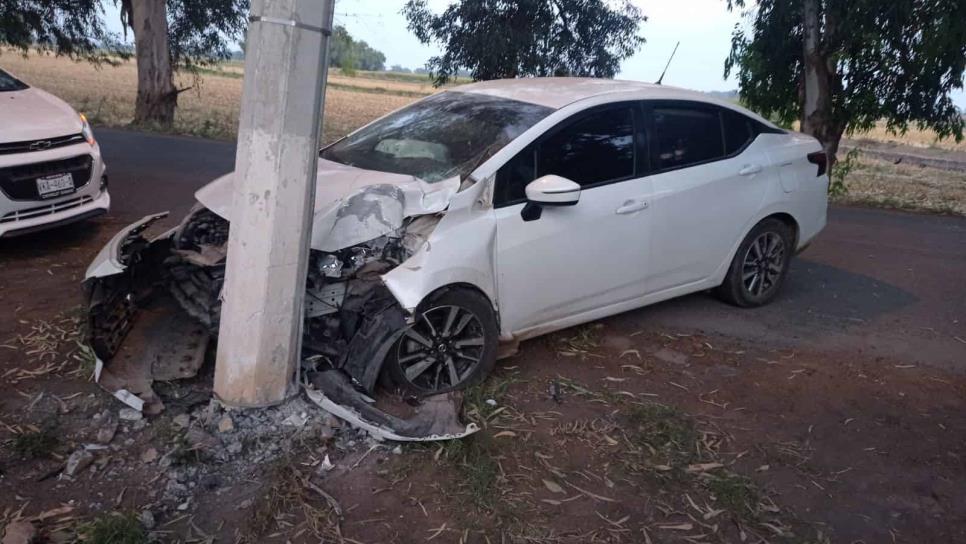 Hombre pierde el control y choca contra un poste