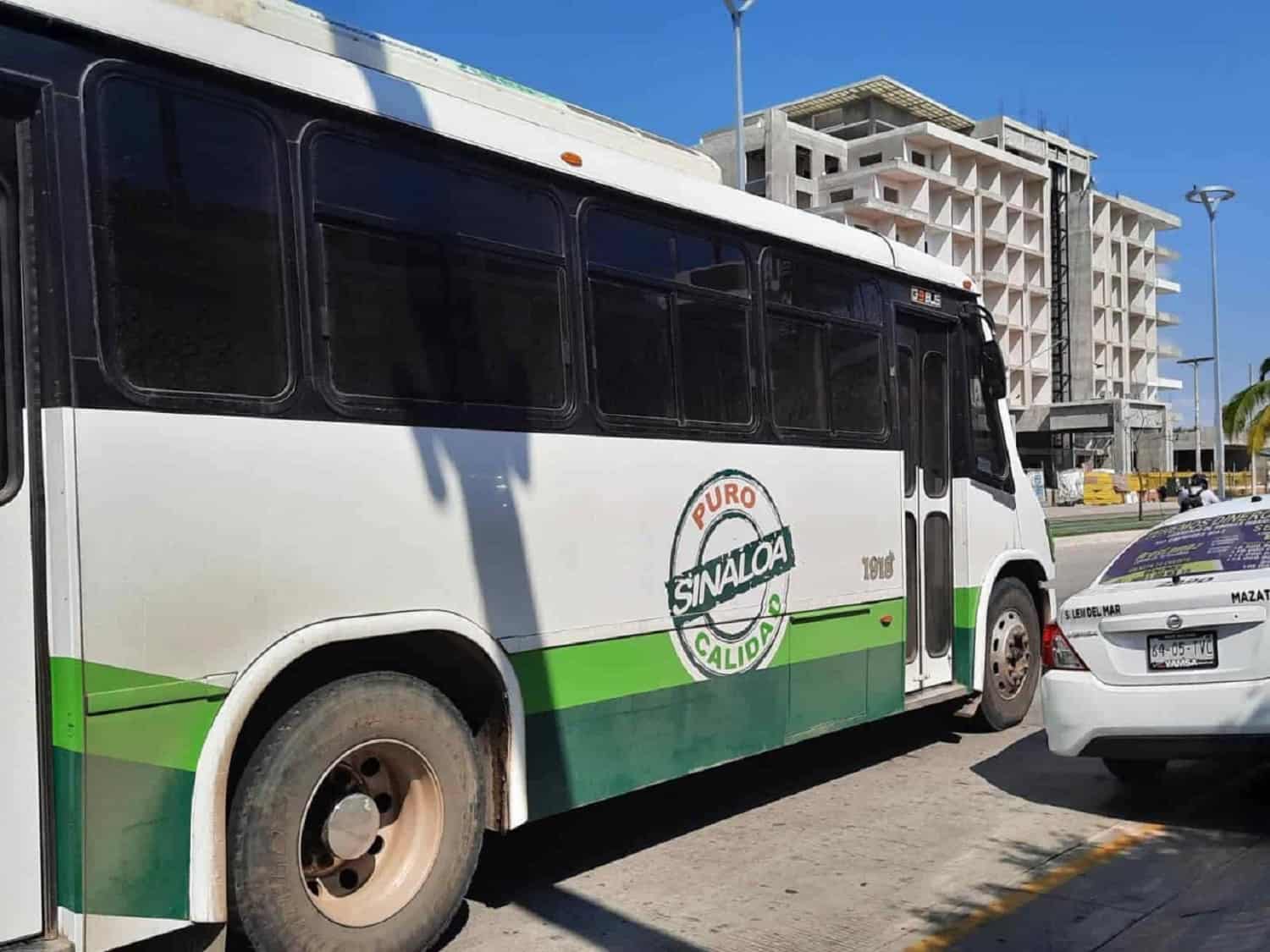 Denuncia ciudadana que camioneros manejan sin ley en Mazatlán