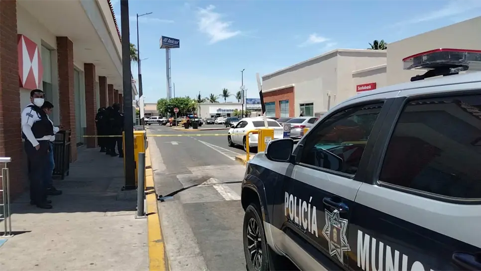 Intento de robo de camioneta termina en balacera en plaza comercial de Culiacán