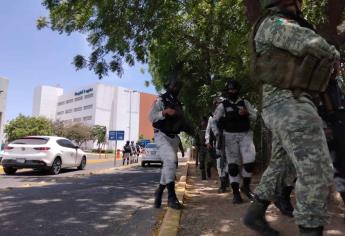 Ingresa a hospital, hombre que se enfrentó a balazos contra presuntos asaltantes en Plaza Humaya