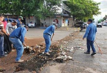 Limpian bocas de tormenta para disminuir riesgos de inundación en Los Mochis