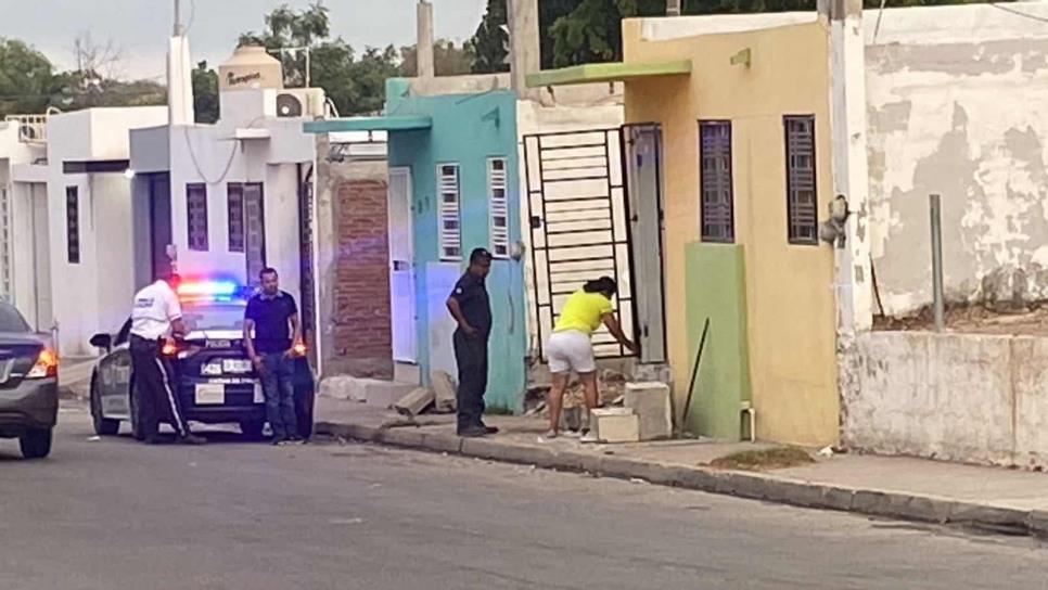 Conductor de camioneta pierde el control y choca contra casa en Culiacán