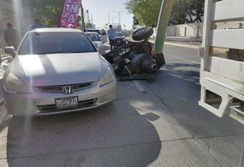 Choca unidad de Japama contra 2 vehículos estacionados en colonia Las Delicias, en Los Mochis