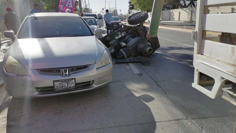 Choca unidad de Japama contra 2 vehículos estacionados en colonia Las Delicias, en Los Mochis