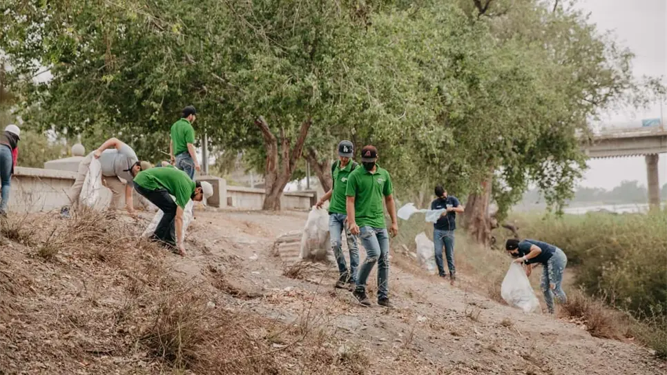 Realizan brigada de limpieza la ribera del río Sinaloa