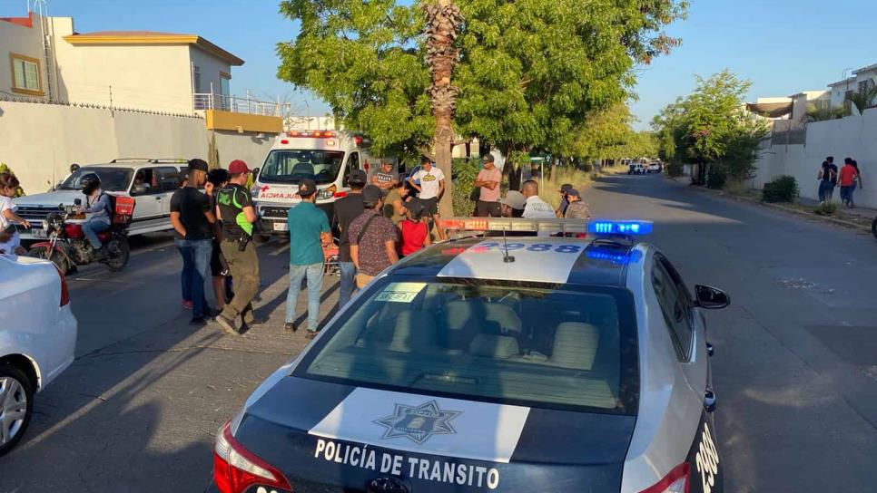 Menor motociclista resulta lesionado tras chocar contra auto, en Culiacán