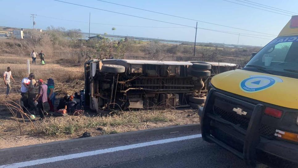 Vuelca camión de jornaleros, en Escuinapa; se reportan más de 20 heridos