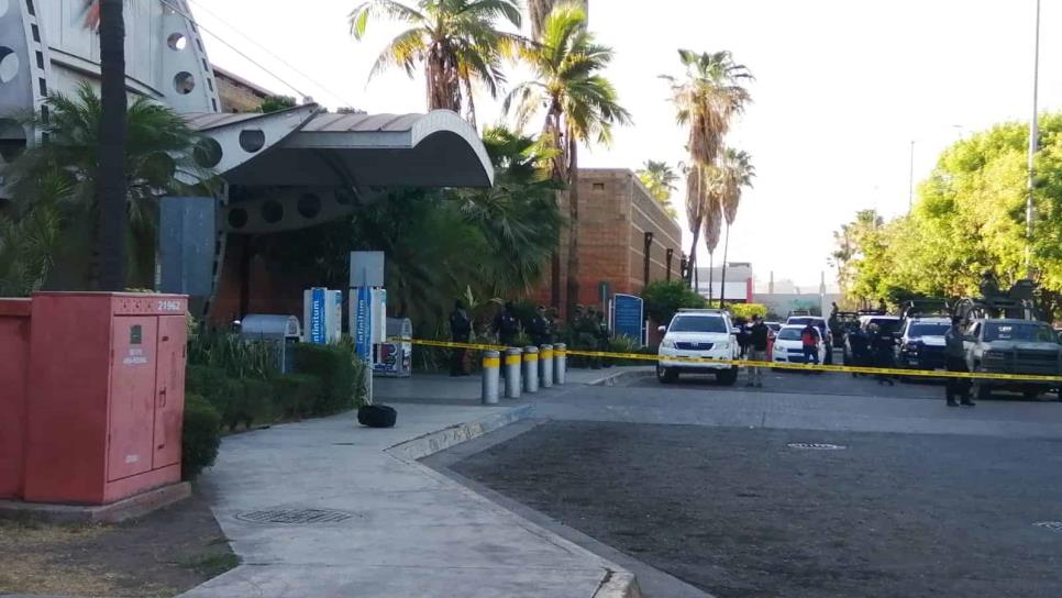 Tras tiroteo en Central de Autobuses de Culiacán, aseguran un arma y mochila con droga y dinero