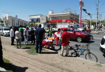 Embisten a motociclista y ciclista en Los Mochis, terminan en el hospital