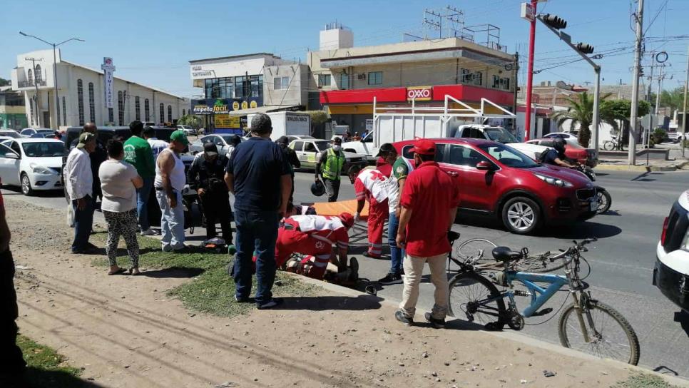 Embisten a motociclista y ciclista en Los Mochis, terminan en el hospital