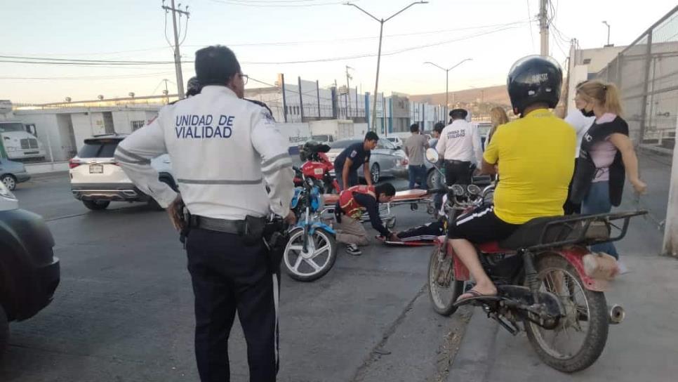 Motociclista sufre probable fracturas tras chocar contra auto en el sector sur de Culiacán