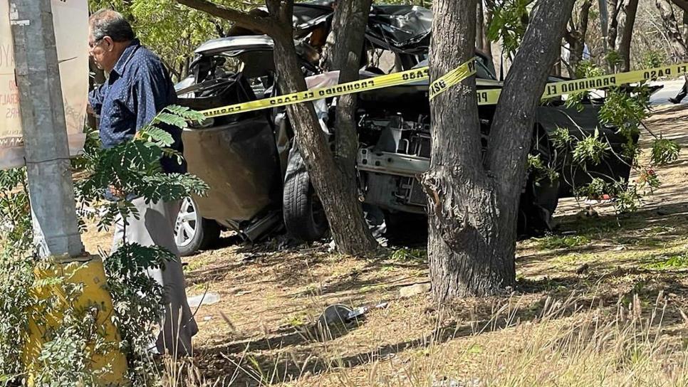 Choque contra árbol deja una mujer sin vida y dos personas lesionadas en Mazatlán